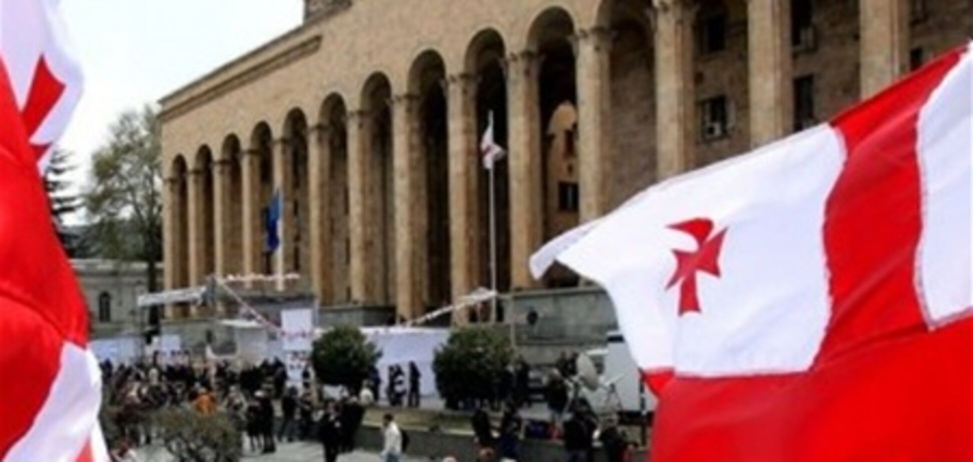 В Грузии полиция стреляет по штурмующим телевидение демонстрантам