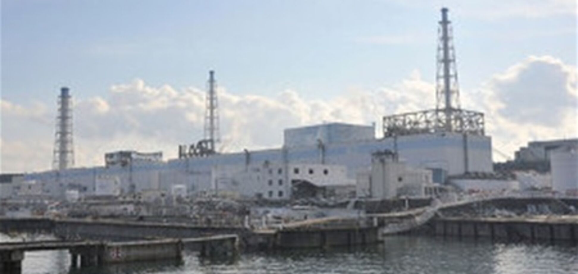 Плавучий саркофаг причалил для загрузки воды с реакторов 'Фукусимы-1'