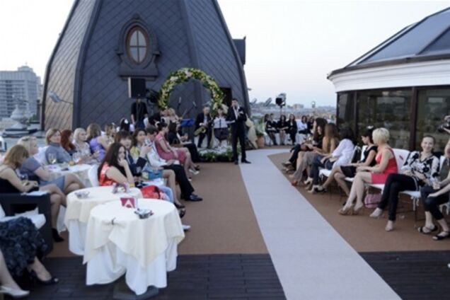 На крыше отеля… свадебный переполох!