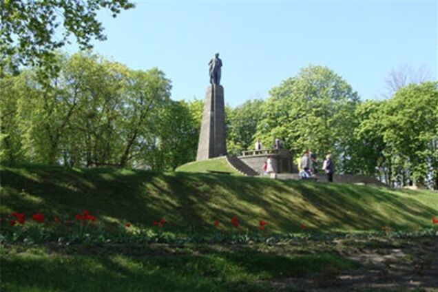 Свободовцы освистали Азарова и Литвина на Тарасовой горе