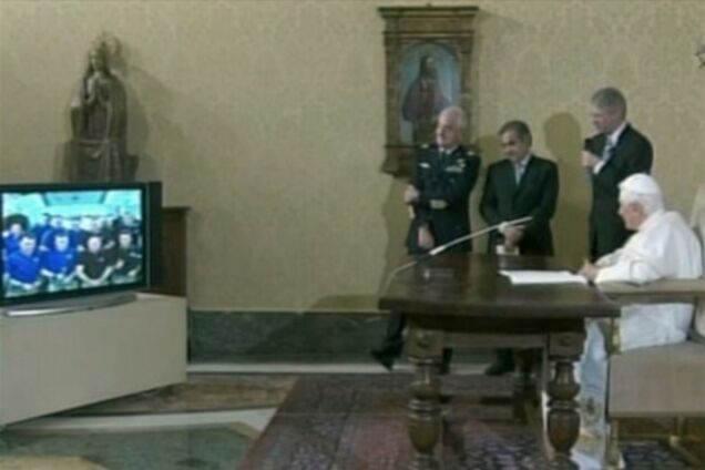 Папа Римский впервые позвонил в космос