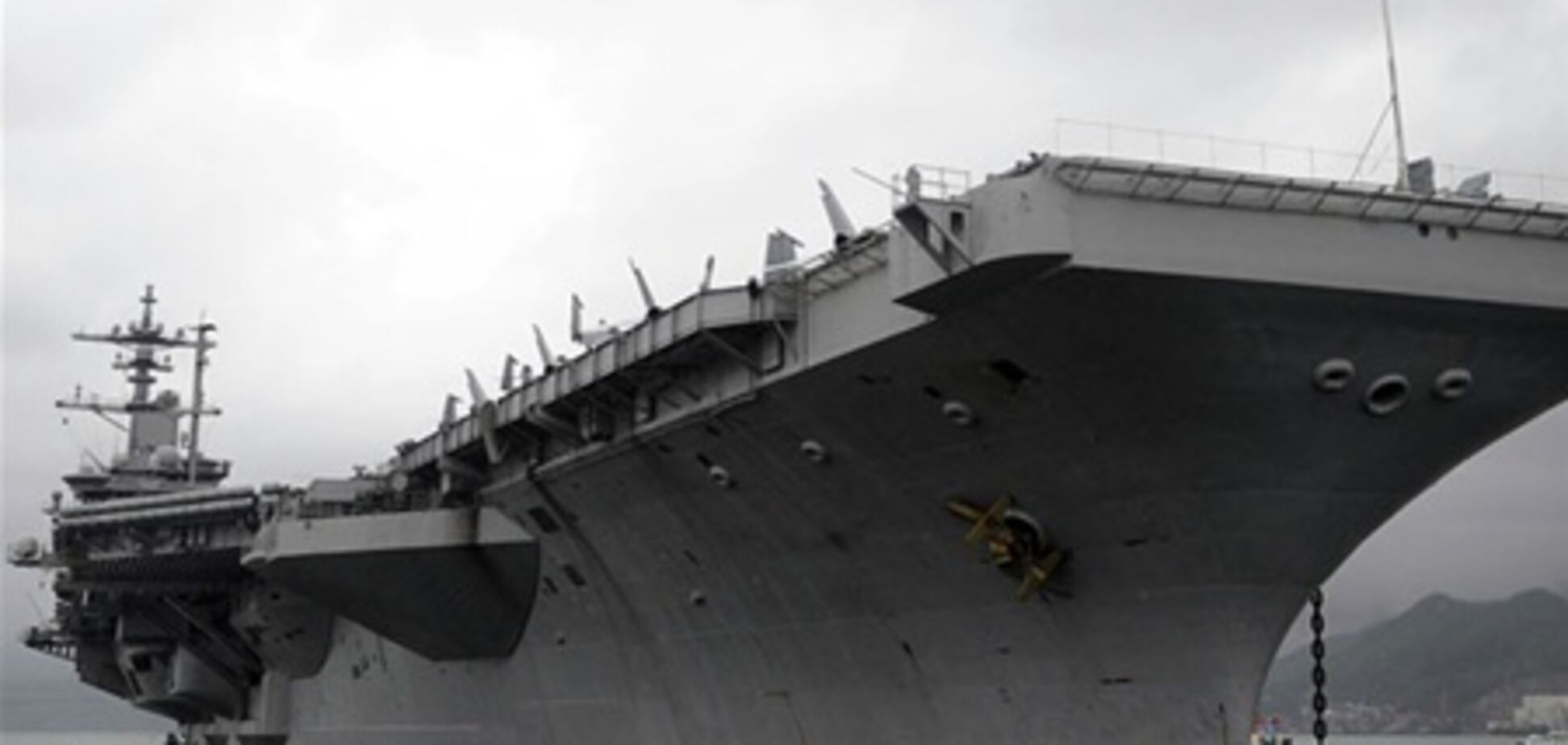 Авианосец ВМС США, с которого похоронили бен Ладена, прибыл в Гонконг