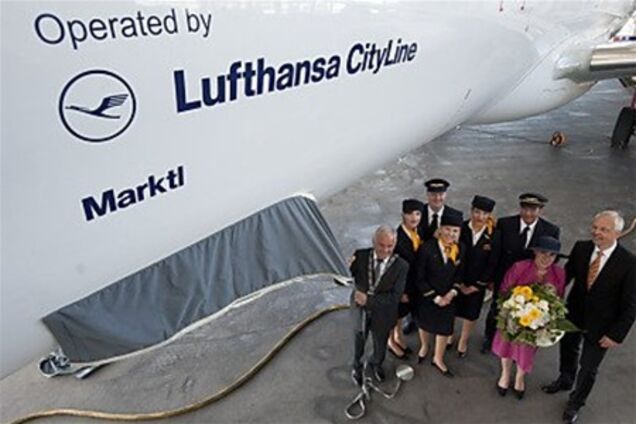 Новый самолет 'Люфтганзы' освятили водой из купели папы Римского