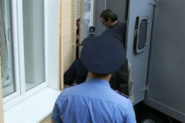 Народная самооборона собирает людей под судом, где судят Луценко