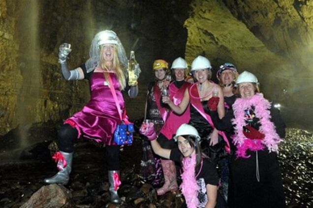 Жительница Великобритании устроила предсвадебный девичник в пещере