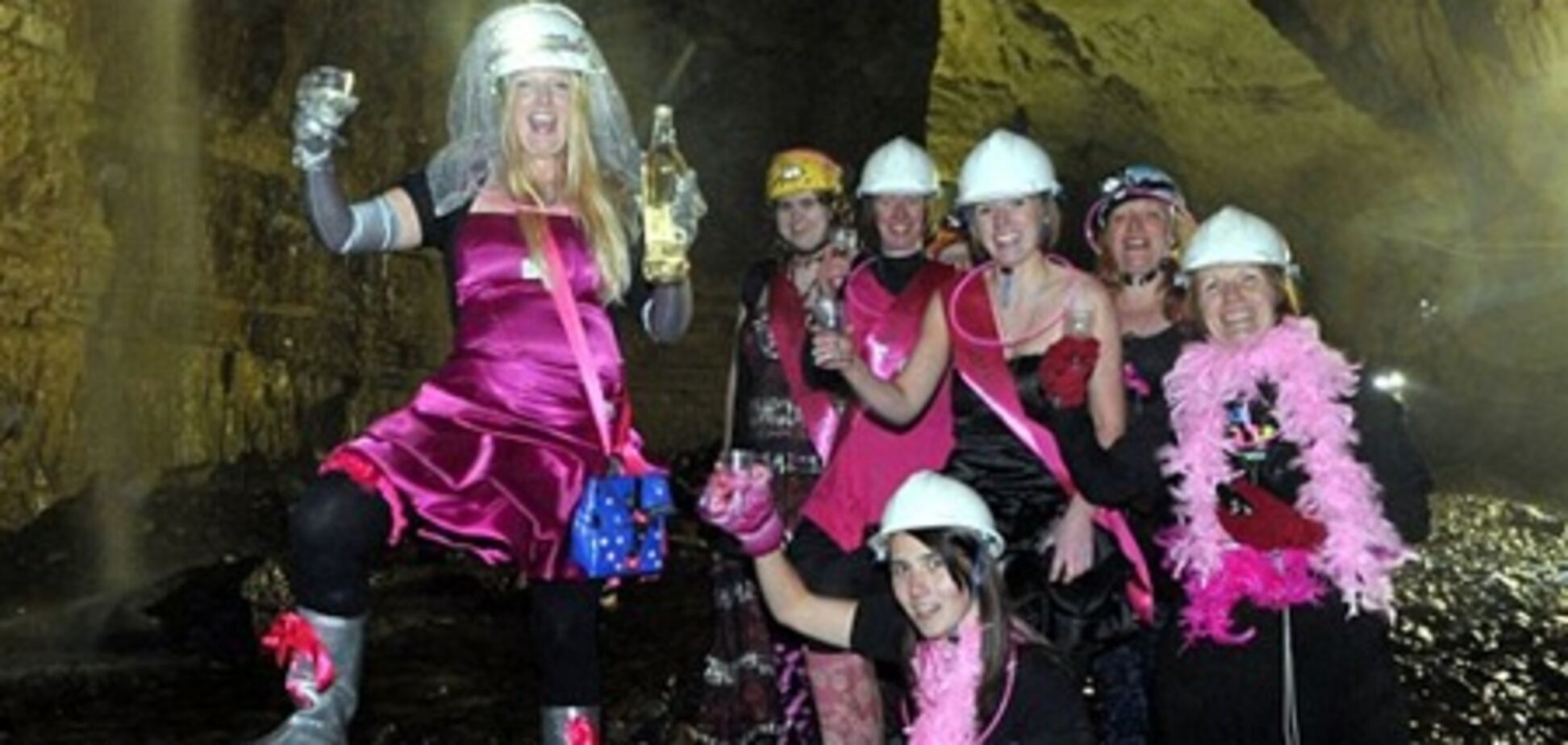 Жительница Великобритании устроила предсвадебный девичник в пещере