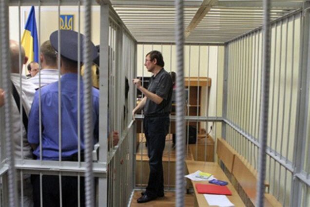 Луценко официально отказался от голодовки. Врачи обещают за ним присматривать