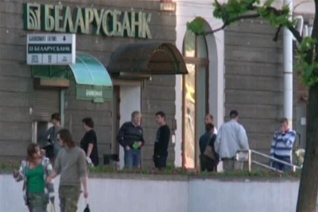 Белорусы обеднели вдвое из-за девальвации 'зайчиков'