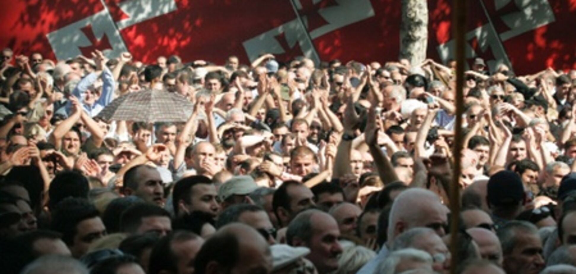 Грузинская оппозиция захватила трибуну Саакашвили