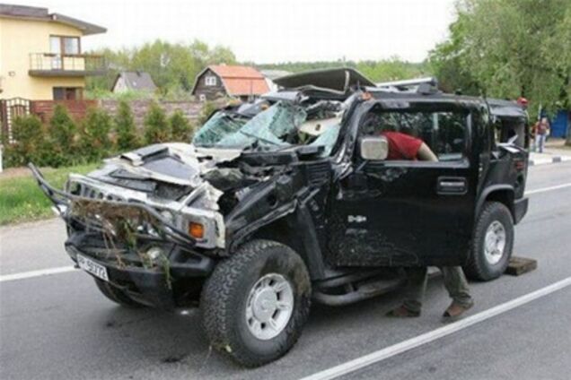 ДТП в Литве: пьяная дама разбила Hummer H2