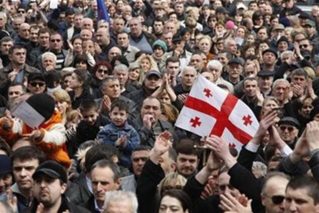 Грузинские оппозиционеры с дубинками и щитами движутся к центру Тбилиси