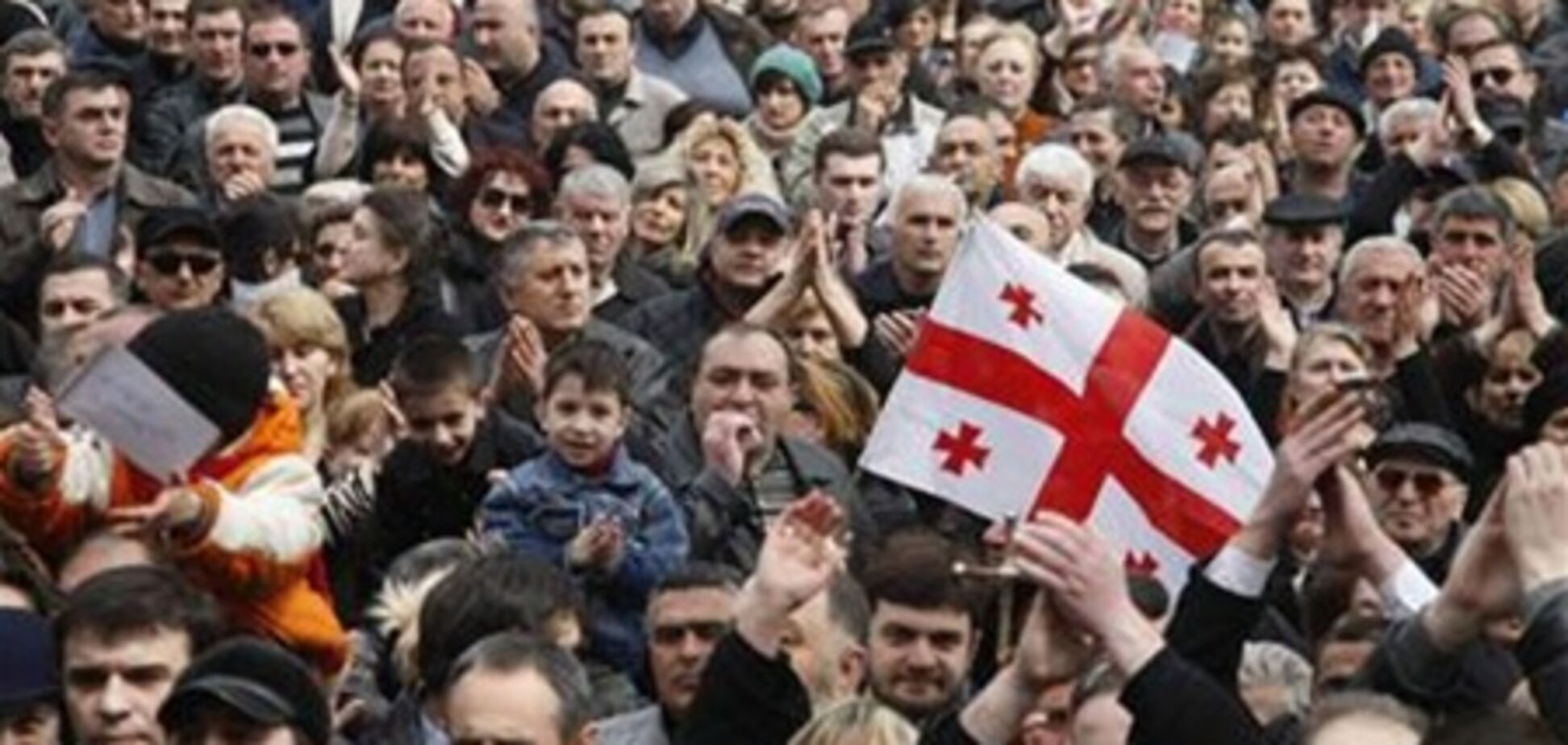 Грузинские оппозиционеры с дубинками и щитами движутся к центру Тбилиси