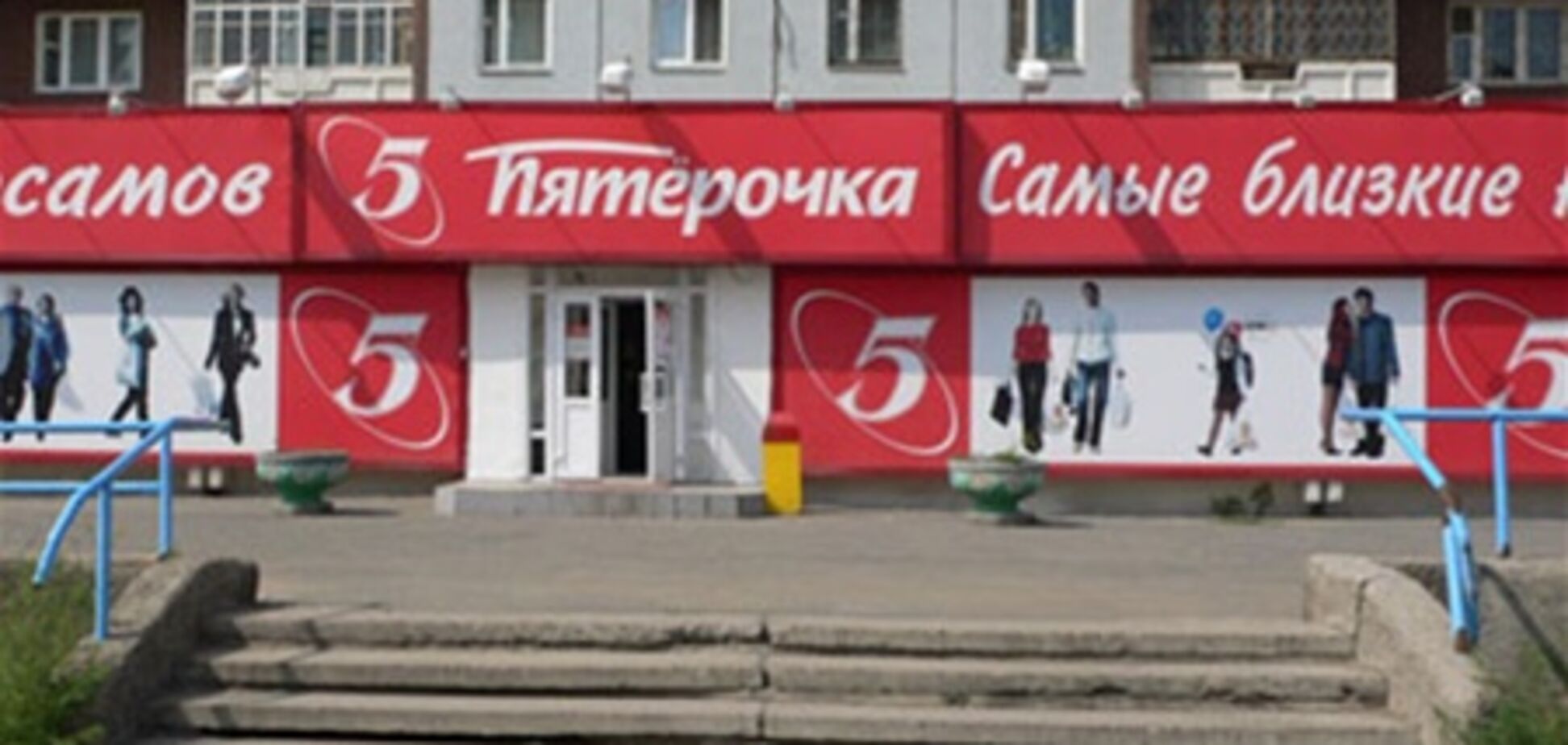 Журналістів трьох російських каналів побили в московському супермаркеті. Відео