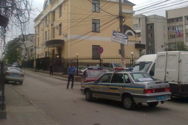 В российском консульстве в Симферополе ищут взрывчатку