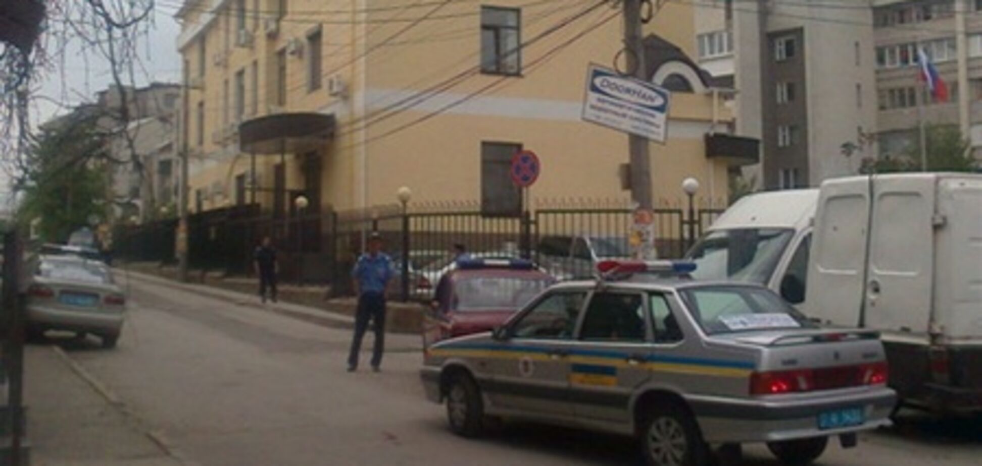 В российском консульстве в Симферополе ищут взрывчатку