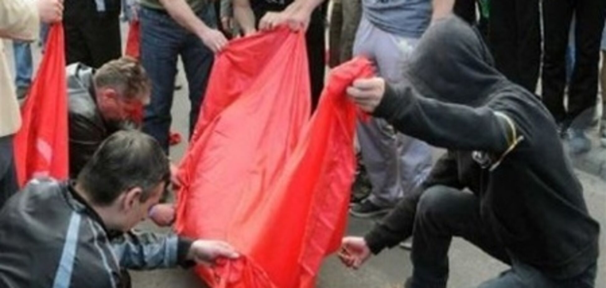 Міліція порушила справу за розтоптаний вінок Генконсула РФ у Львові