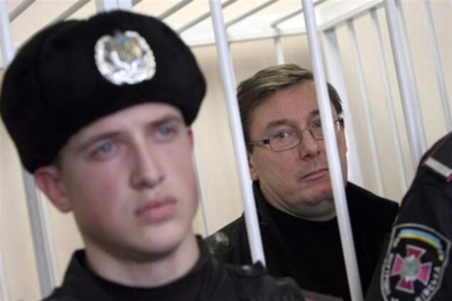Зэки дожидаются освобождения Луценко