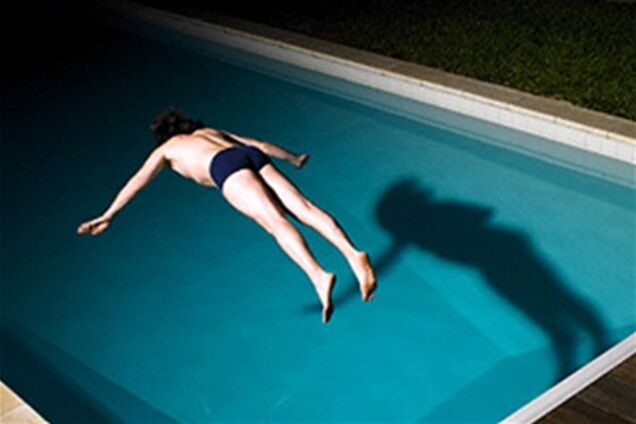 В Крыму парень 'нырнул' в пустой бассейн