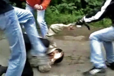 В Москве около 20 скинхедов в масках избили журналиста 'Коммерсанта'