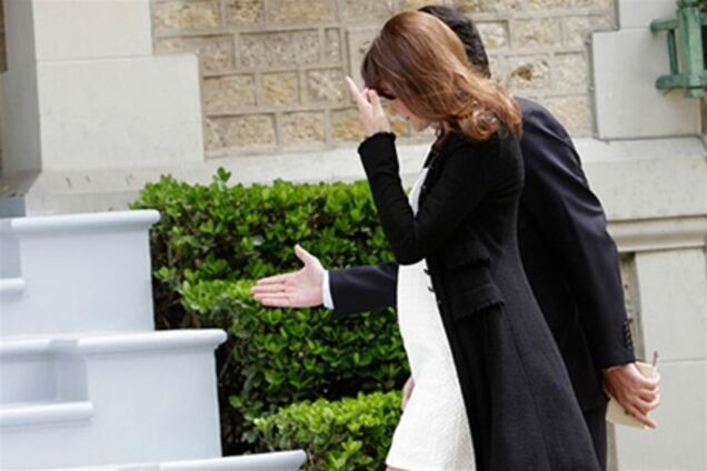 Вагітна Карла Бруні показала животик. Фото