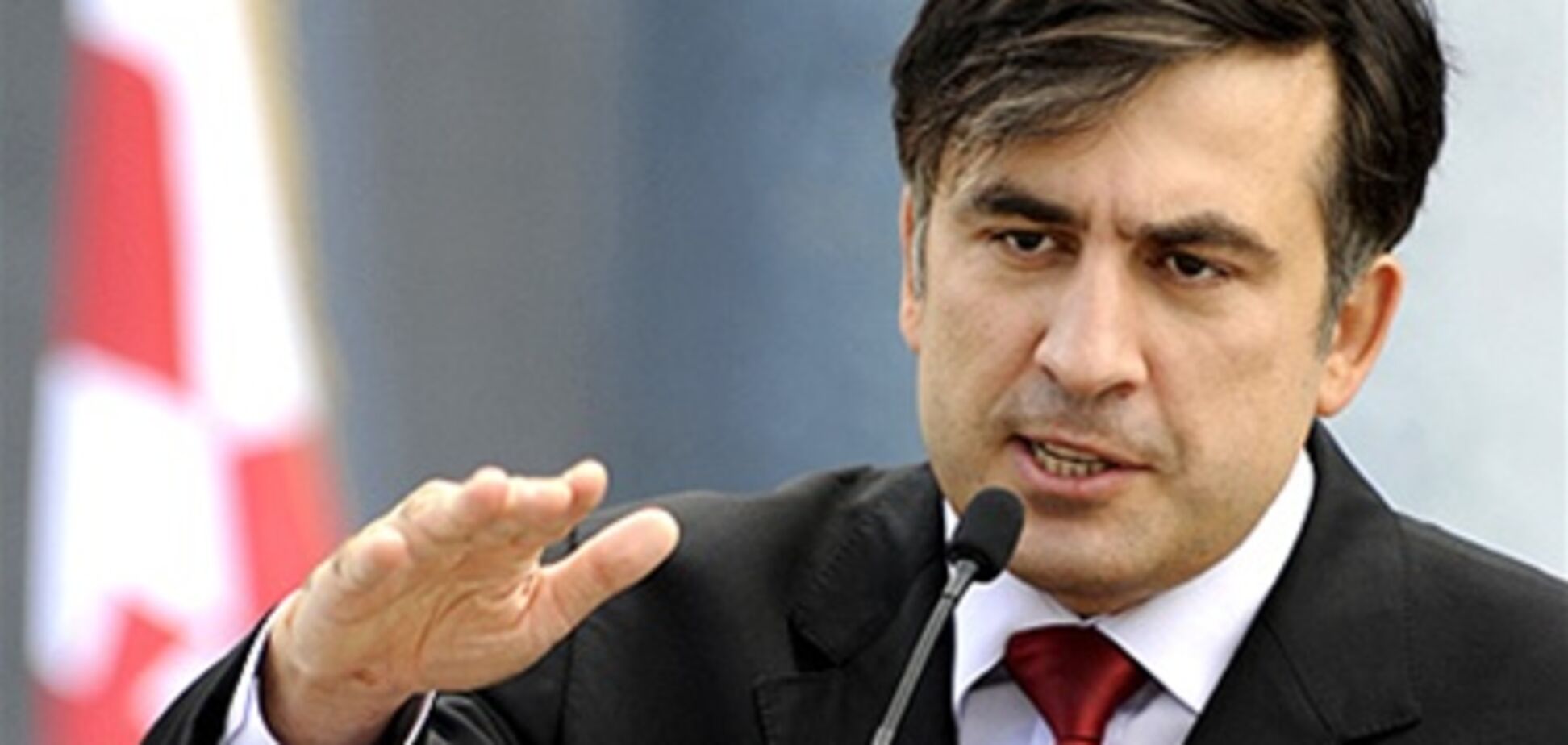 В Саакашвили бросили шоколадку