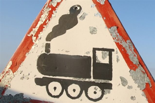 На Херсонщине автомобиль врезался в поезд: погибла 2-летняя девочка