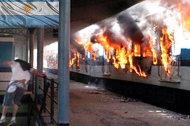 В Аргентине возмущенные пассажиры подожгли вагоны электрички