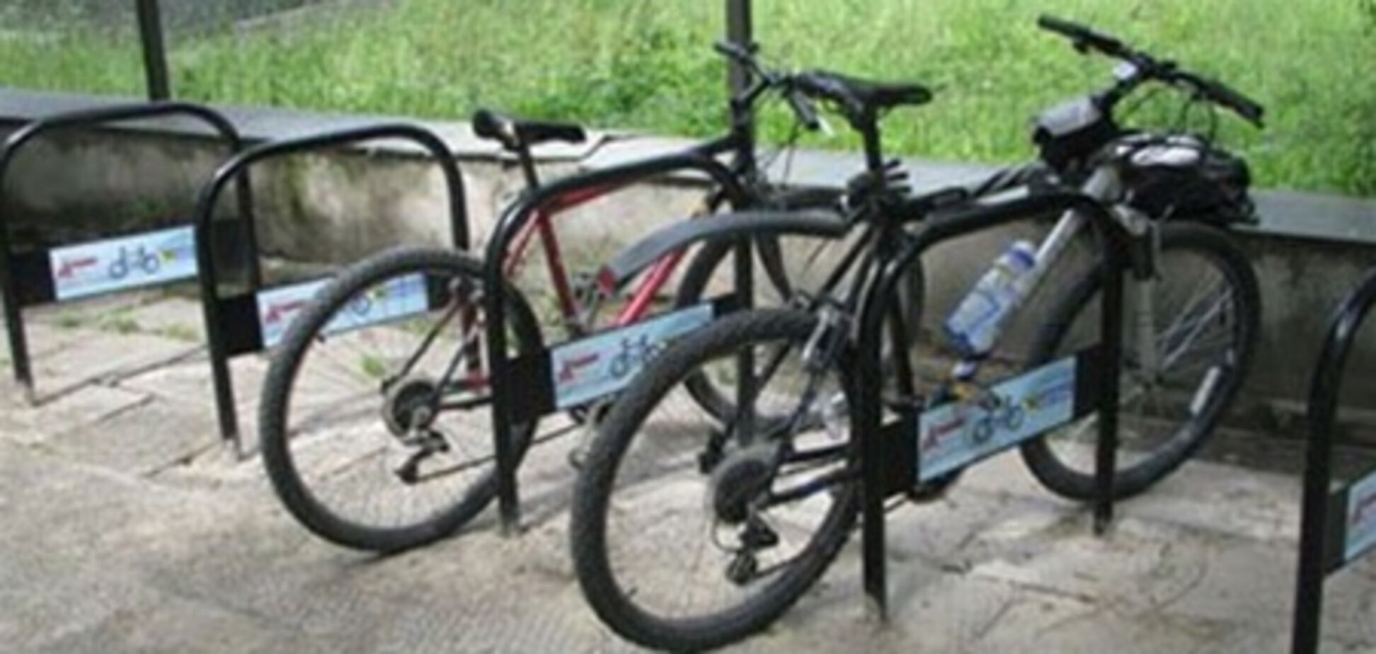 В Киеве открылись первые велопарковки
