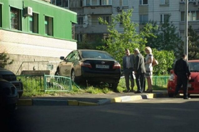 Перепутав педали, девушка на Toyota Camry снесла металлический забор 