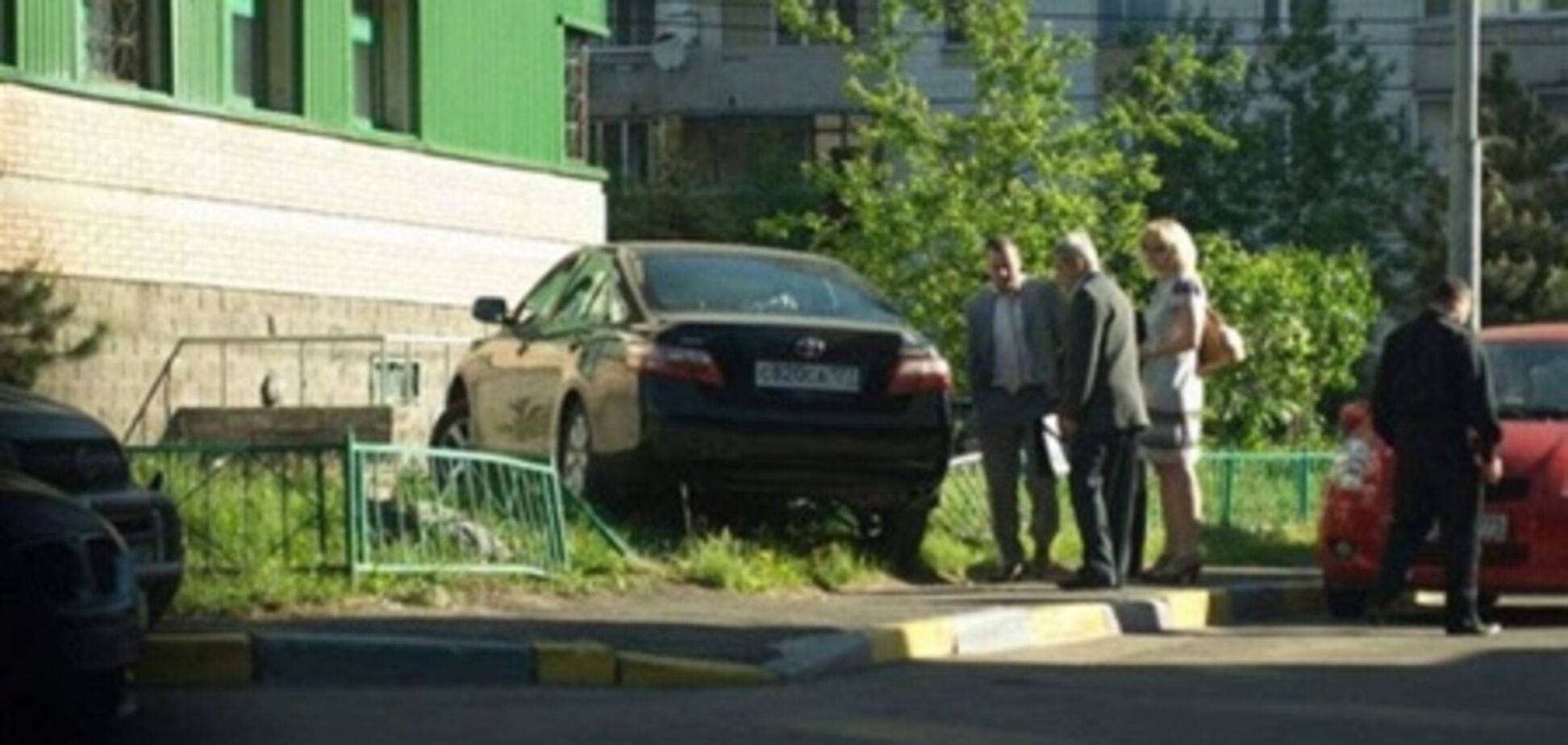 Перепутав педали, девушка на Toyota Camry снесла металлический забор