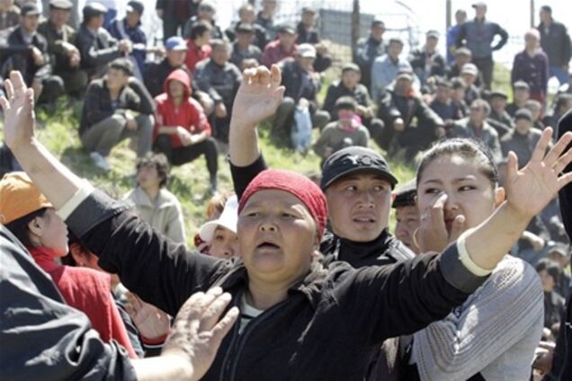Тысячи митингующих перекрыли главную трассу Киргизии