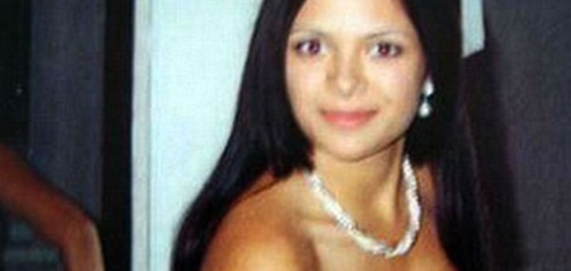 19-летнюю модель забили камнями за измену