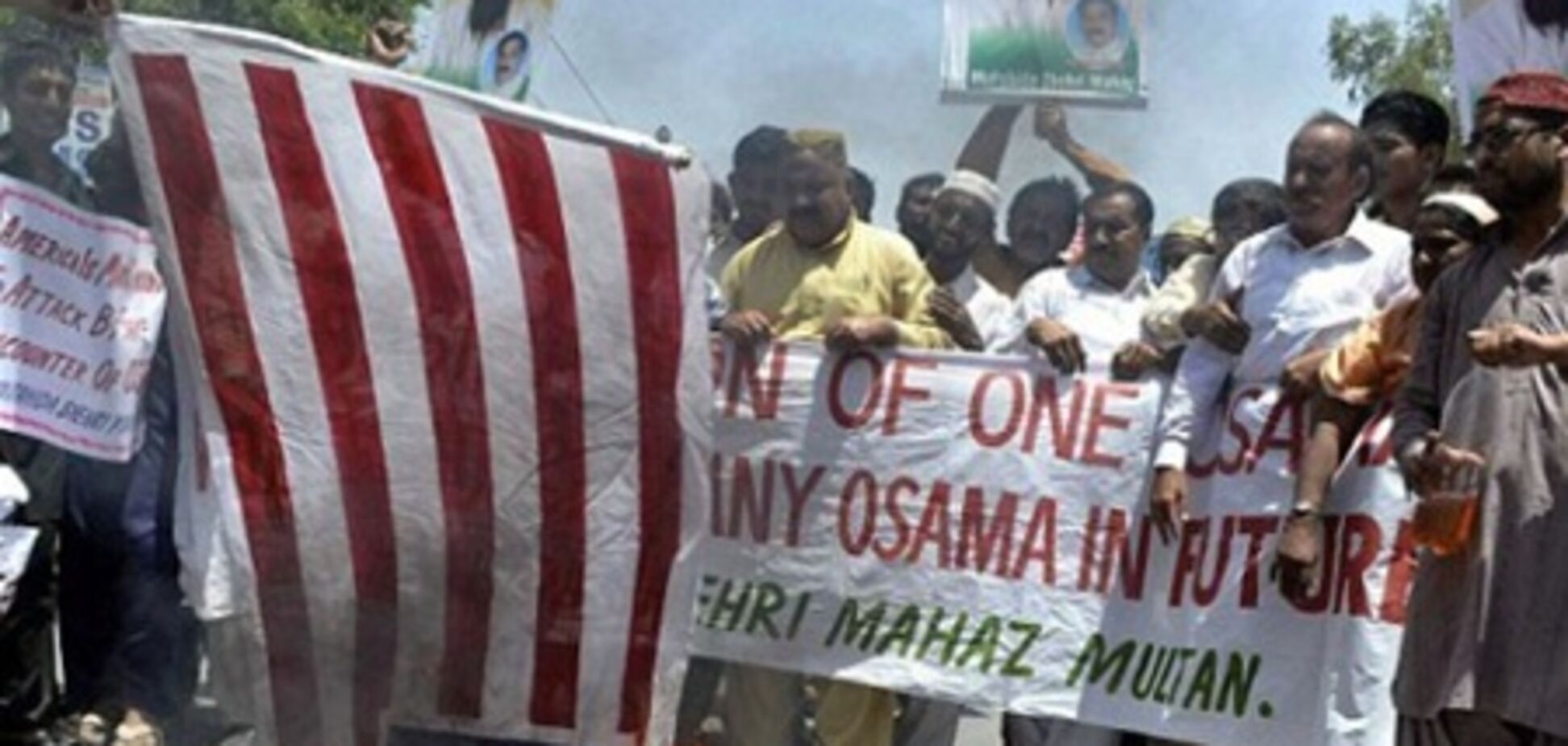 Протесты в Пакистане: мусульмане жгут американские флаги и призывают к мести