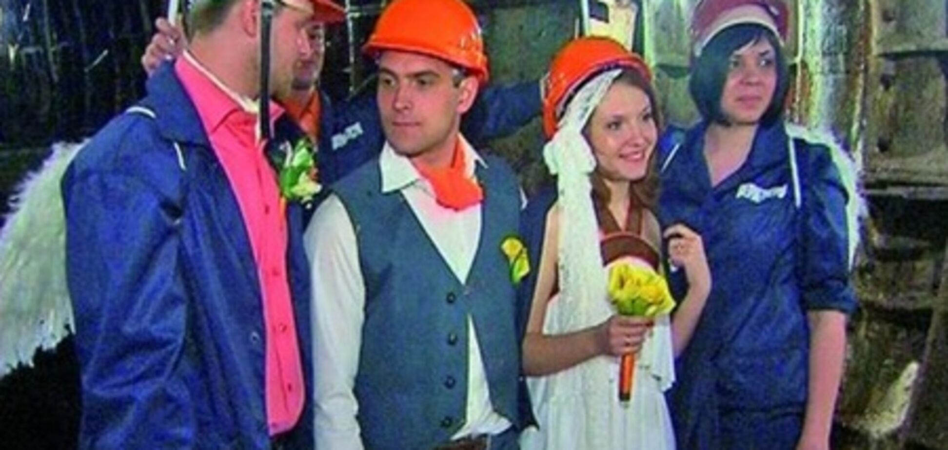 В Украине жених и невеста связали себя узами брака в шахте метро