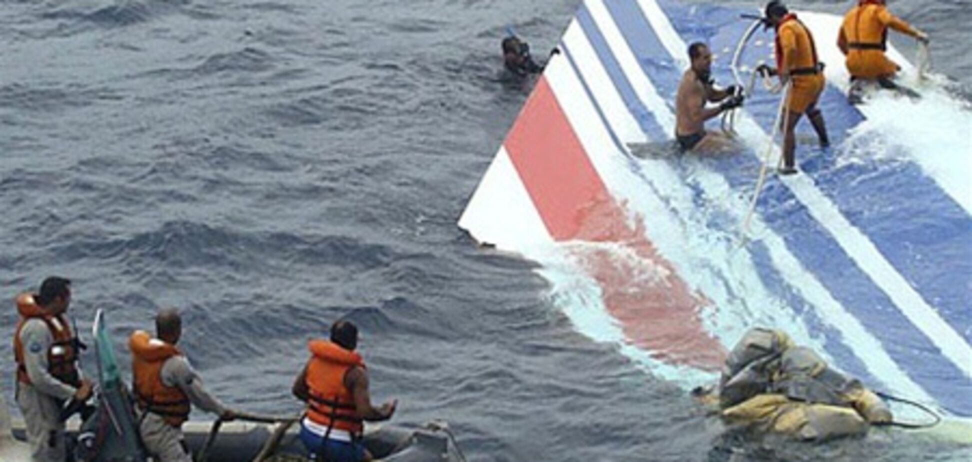 Со дна Атлантики поднято первое тело жертвы крушения аэробуса Air France
