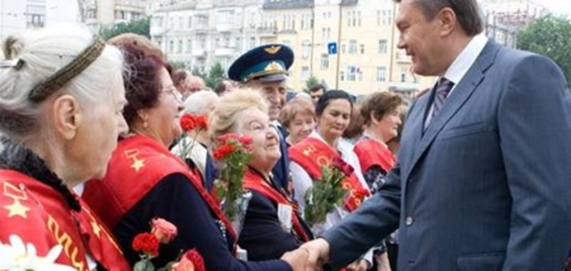 Янукович обіцяє підвищити пенсії ветеранам і дітям війни