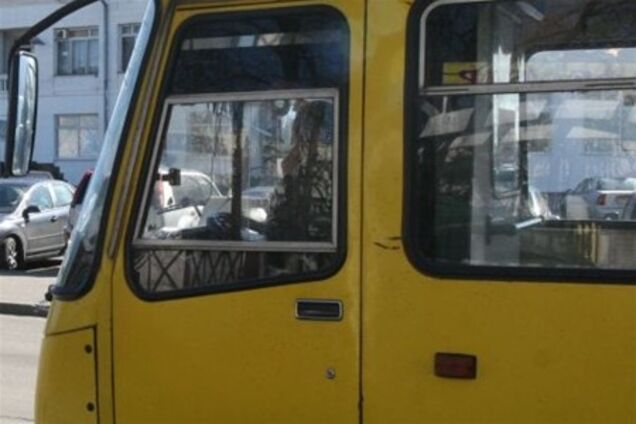 Он выбросил меня из автобуса как мешок картошки!