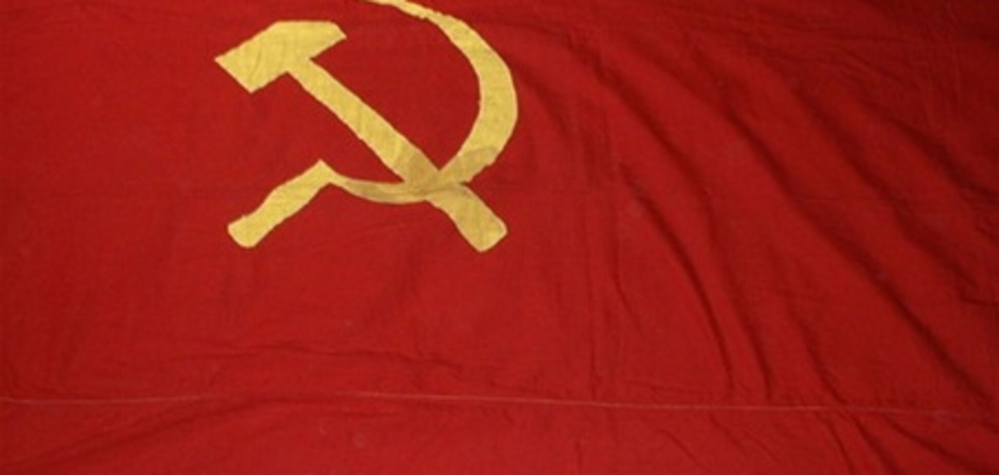 У Януковича признали, что советские флаги раскалывают Украину