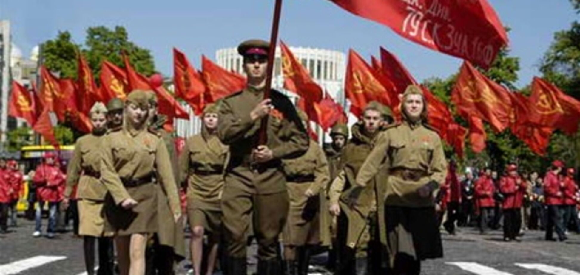 Главы трех областей попросили Януковича ветировать красные флаги