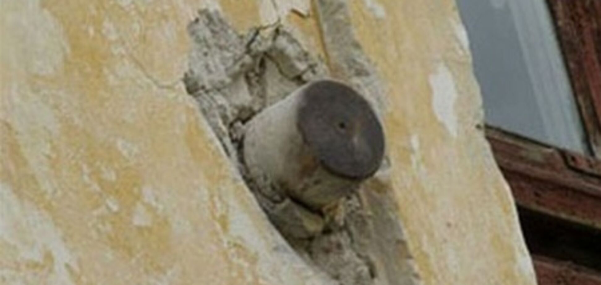 Украинец нашел в стене во время ремонта 5 снарядов 