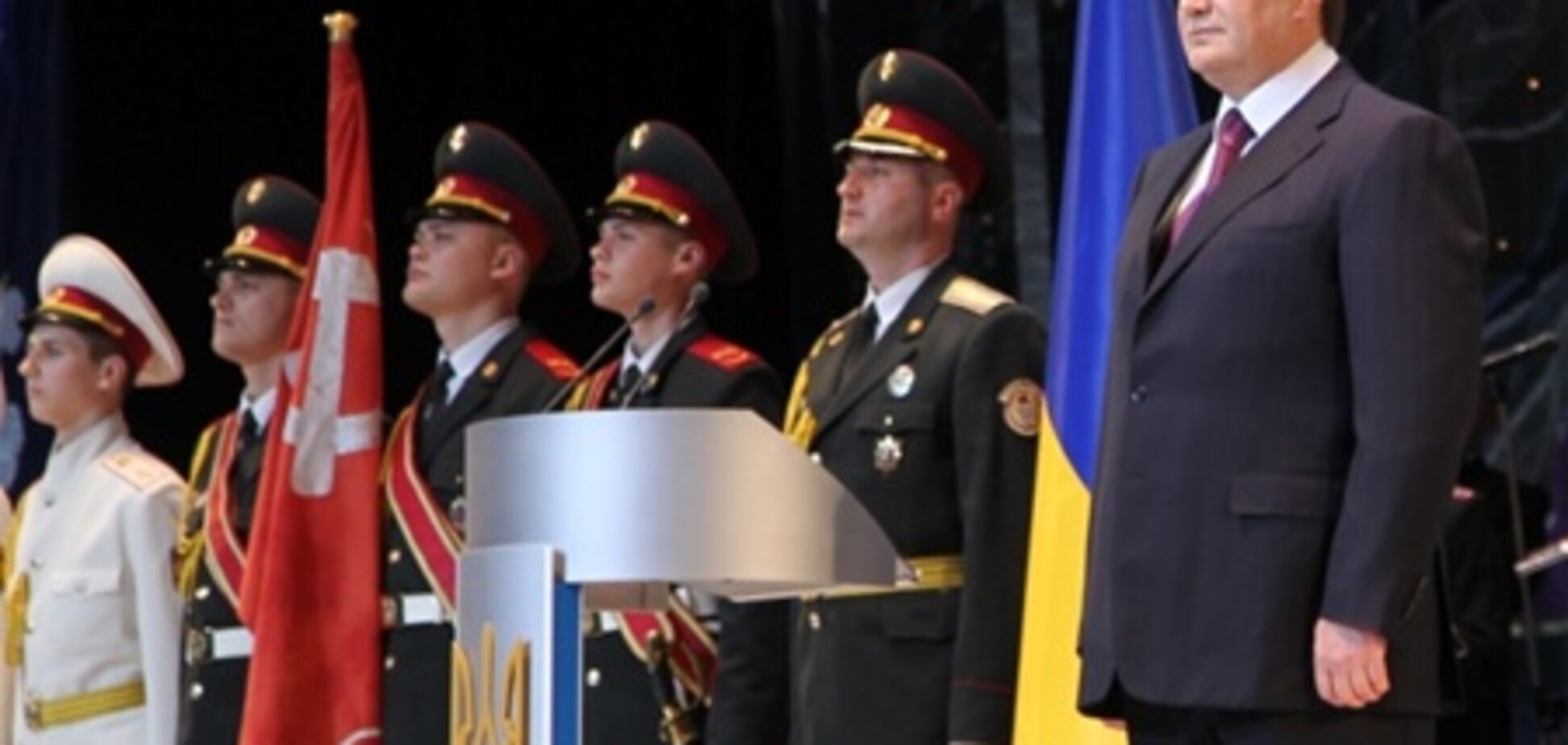 Янукович уже 'узаконил' использование красного флага