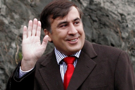 Президент Грузии Саакашвили попытался засунуть голову в пасть дельфина