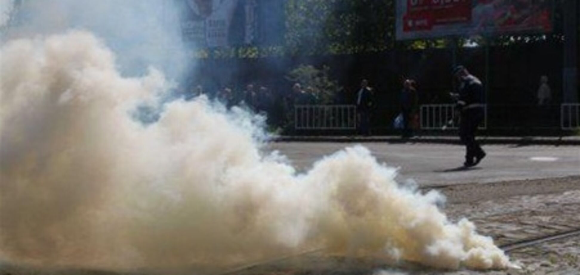 'Свобода' отпустила автобусы с ветеранами и коммунистами, но продолжает жечь флаги