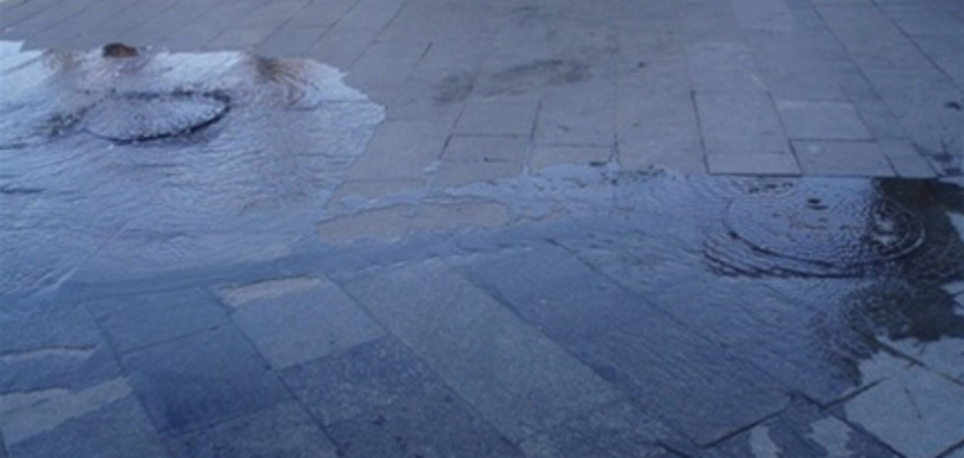 На День Победы в центре Киева прорвало канализацию