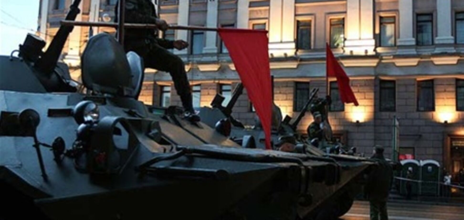 Парад Победы в Киеве: красное знамя впереди государственного флага