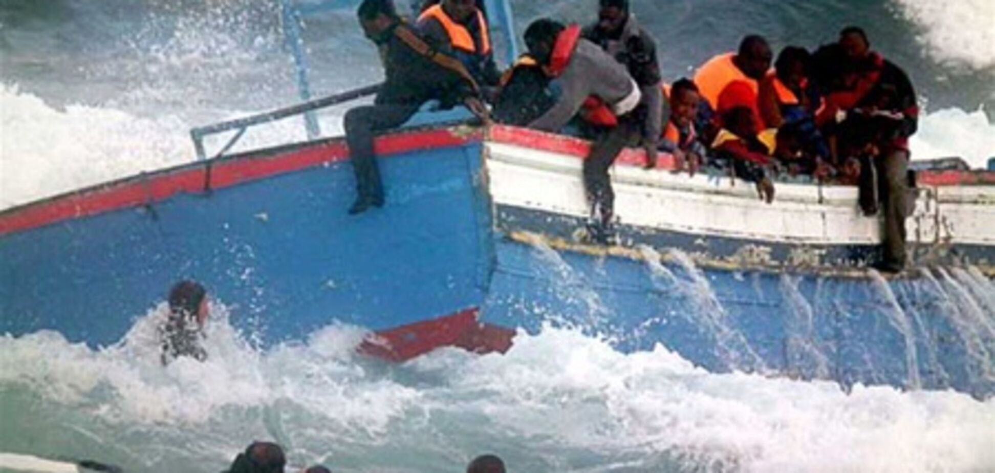 В Италии перевернулось судно с африканскими беженцами