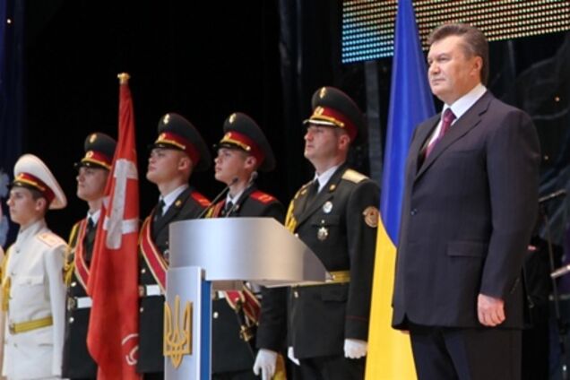Янукович так и не подписал закон об использовании Знамени Победы