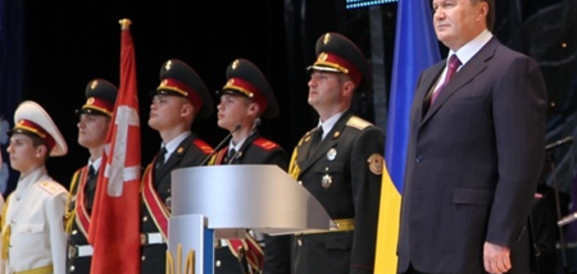 Янукович так и не подписал закон об использовании Знамени Победы