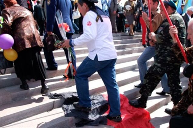 Донецкие ветераны растоптали флаг ОУН-УПА