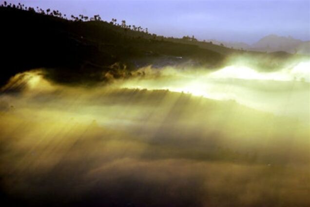 Более тысячи человек эвакуированы из индонезийских деревень из-за извержения вулкана